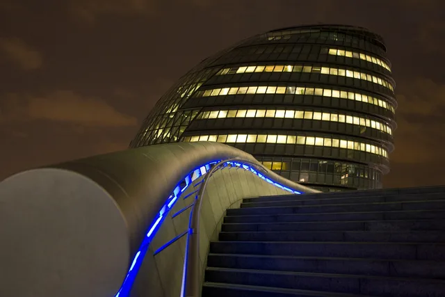 london, thames, building, night, uk. Influencer accountants: how to assess general firms
